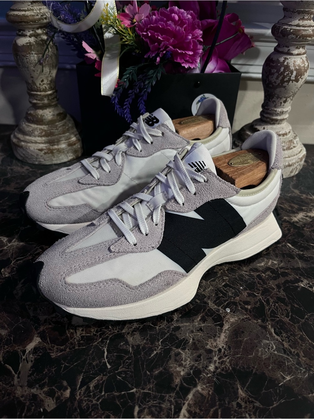 New Balance 327
Streetwear/Athletic
Lifestyle Shoes
Size 6.5 Men/8 Women